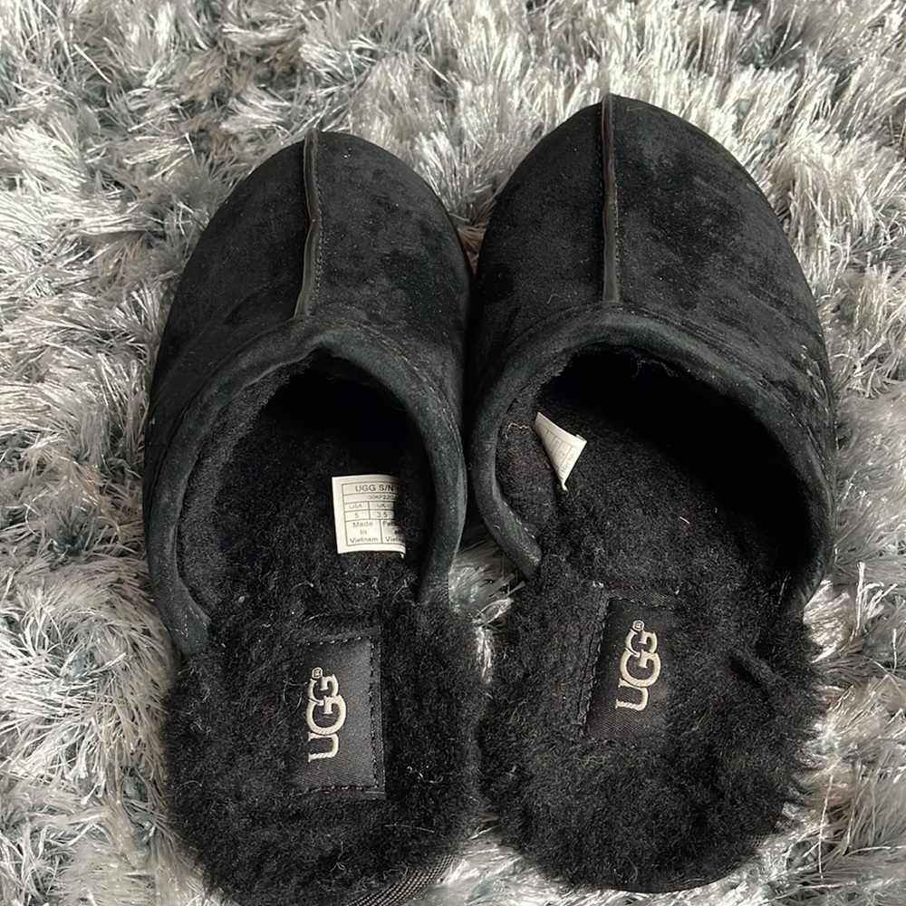 Ugg Slipper - Picture 2 of 11